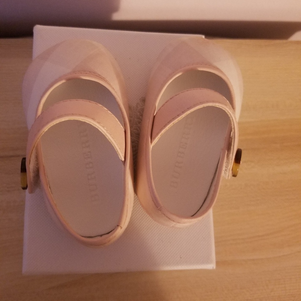 Burberry infant pink shoes